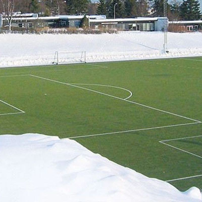 Bilde fra en snøfri fotballbane med undervarm system